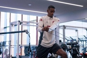 利物浦官方晒照，伊萨克完成在俱乐部的首次训练